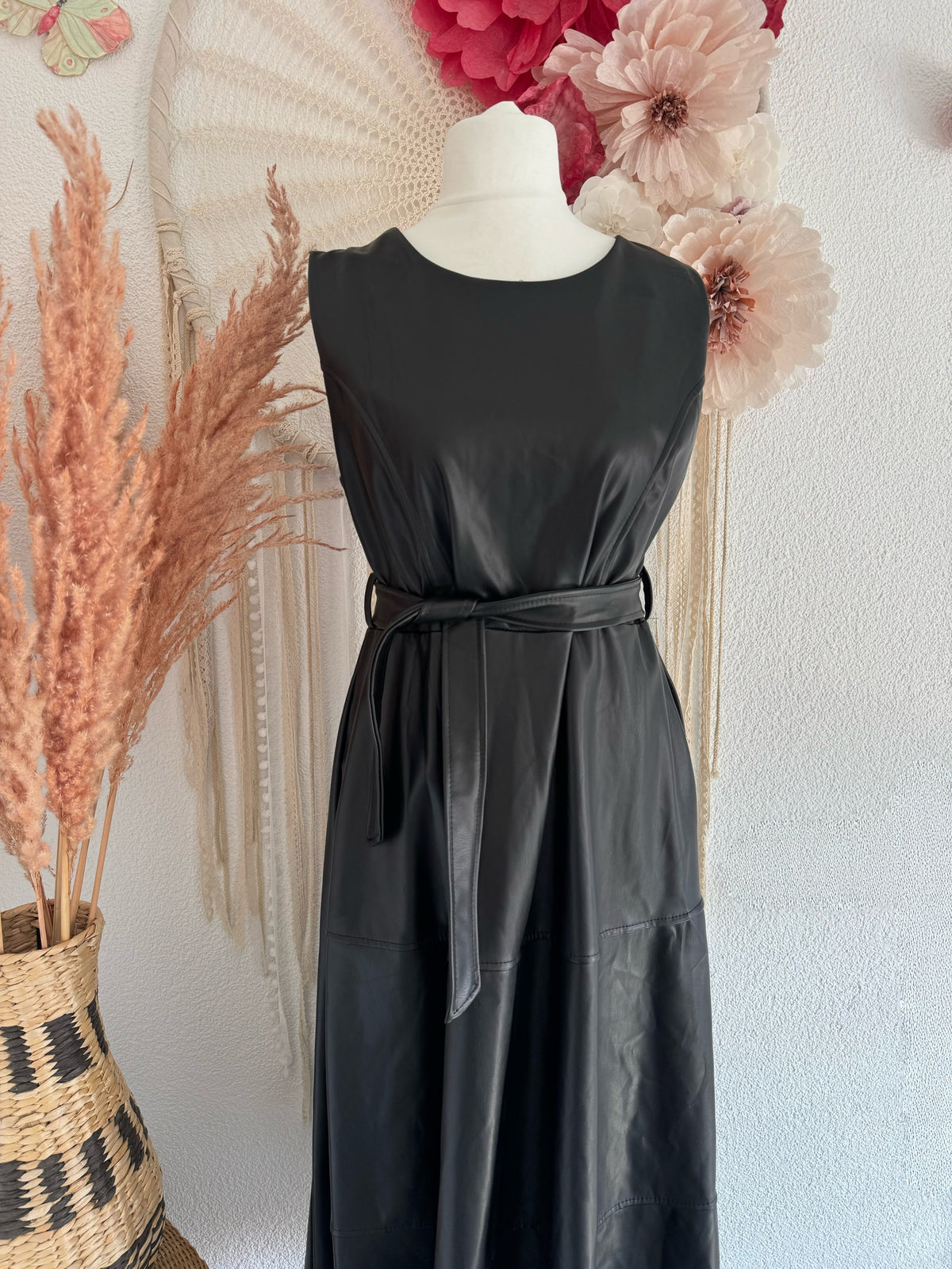 ÄRMELLOSES KUNSTLEDERKLEID MIT TAILLENBAND IN SCHWARZ - ONE SIZE -