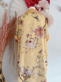 OVERSIZE KLEID MIT VOGELPRINT & PFINGSTROSEN IN GELB - ONE SIZE -