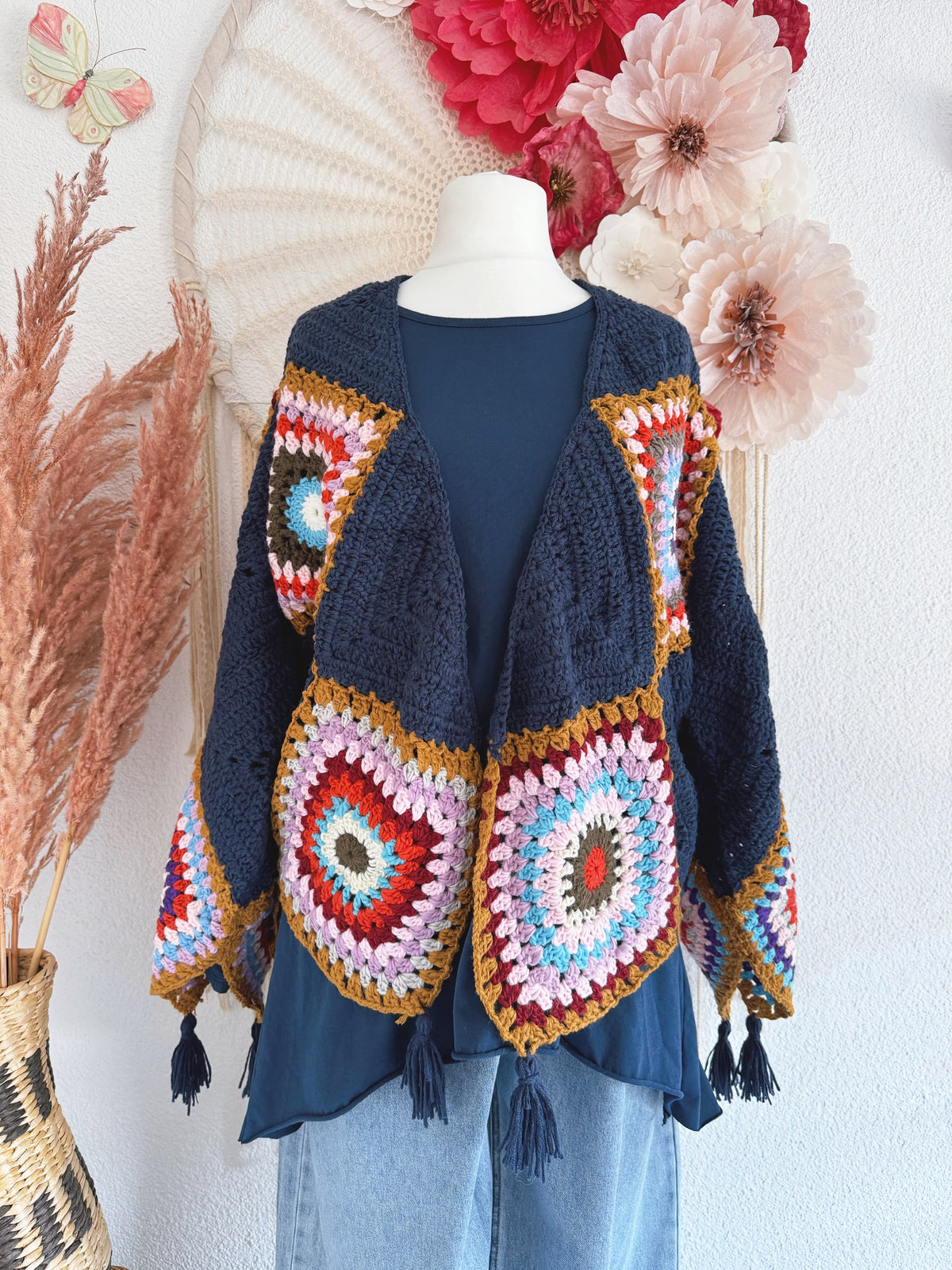 BOHO-HÄKELJACKE GRANNY-SQUARE MIT QUASTEN IN DUNKELBLAU - ONE SIZE -
