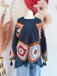 BOHO-HÄKELJACKE GRANNY-SQUARE MIT QUASTEN IN DUNKELBLAU - ONE SIZE -