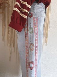 WIDE-LEG JEANS MIT STICKEREIEN - VERSCH. GRÖßEN -