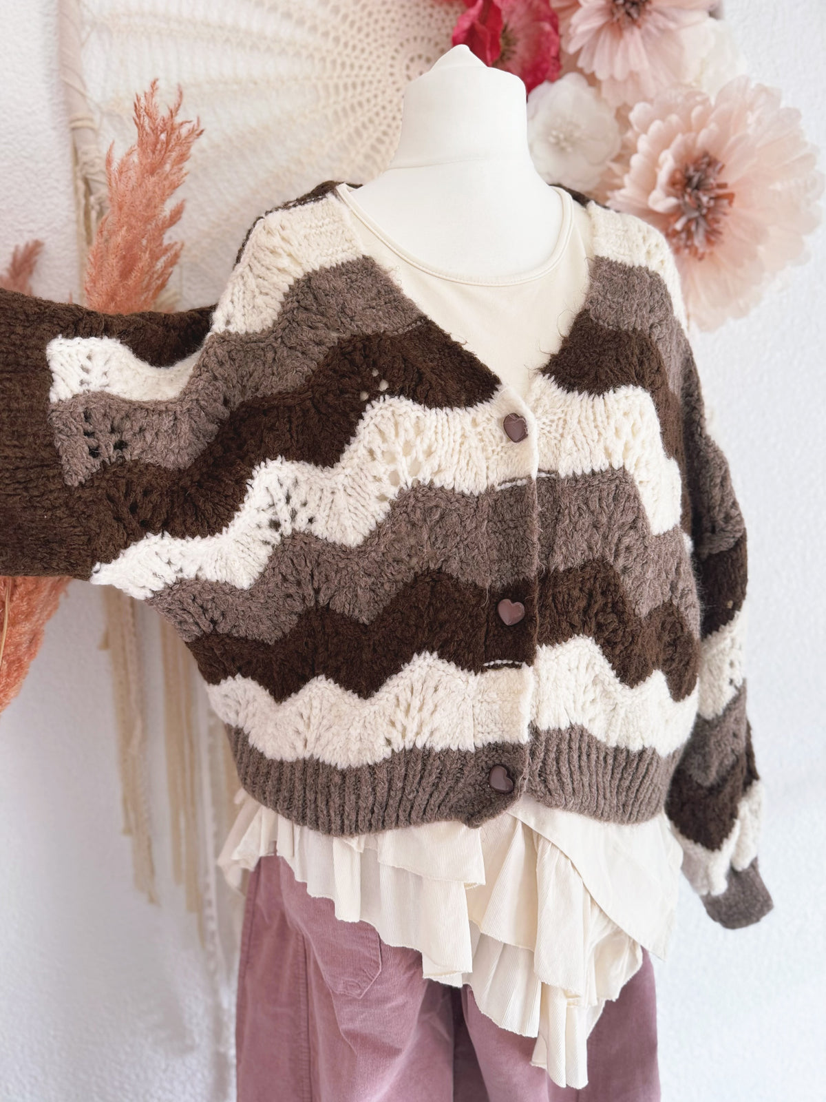 KUSCHELIGE STRICKJACKE MIT HERZIGEN KNÖPFEN IN BRAUN - ONE SIZE -