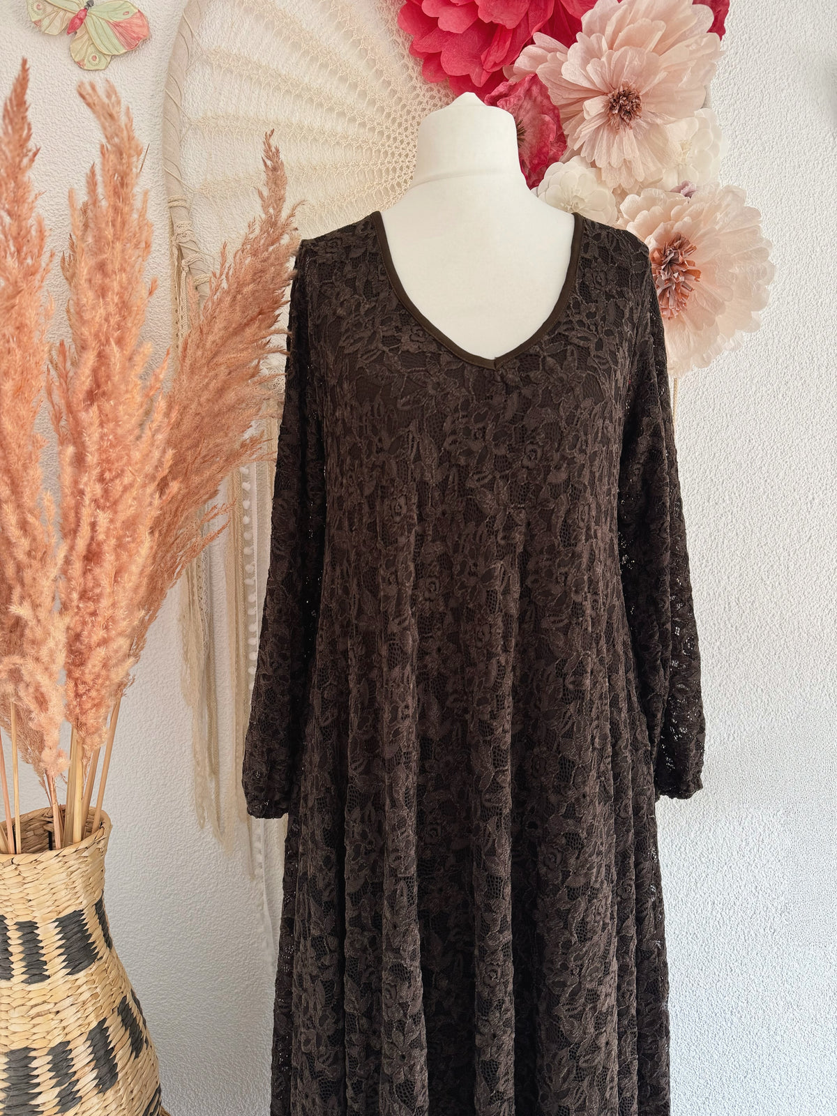 ROMANTISCHES SPITZENKLEID IN A-LINIE MIT V-AUSSCHNITT IN BRAUN - ONE SIZE -