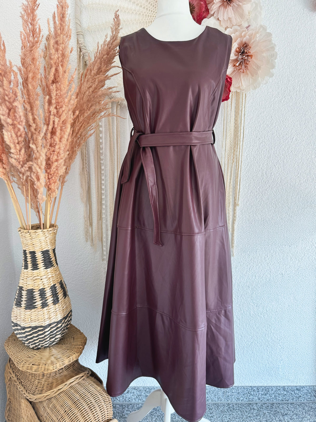 ÄRMELLOSES KUNSTLEDERKLEID MIT TAILLENBAND IN WEINROT - ONE SIZE -