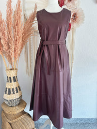 ÄRMELLOSES KUNSTLEDERKLEID MIT TAILLENBAND IN WEINROT - ONE SIZE -