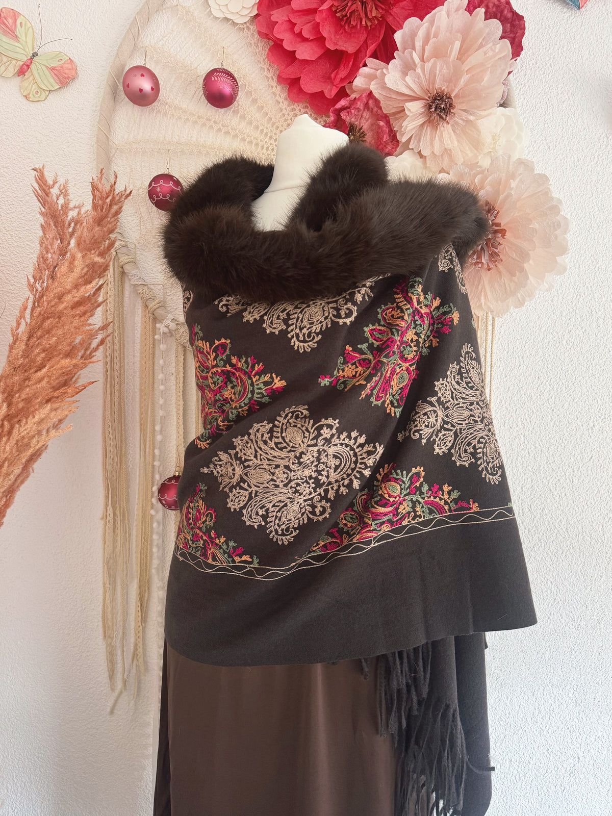 BESTICKTE STOLA MIT KUNSTFELL IN BRAUN