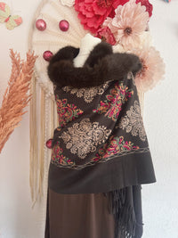 BESTICKTE STOLA MIT KUNSTFELL IN BRAUN