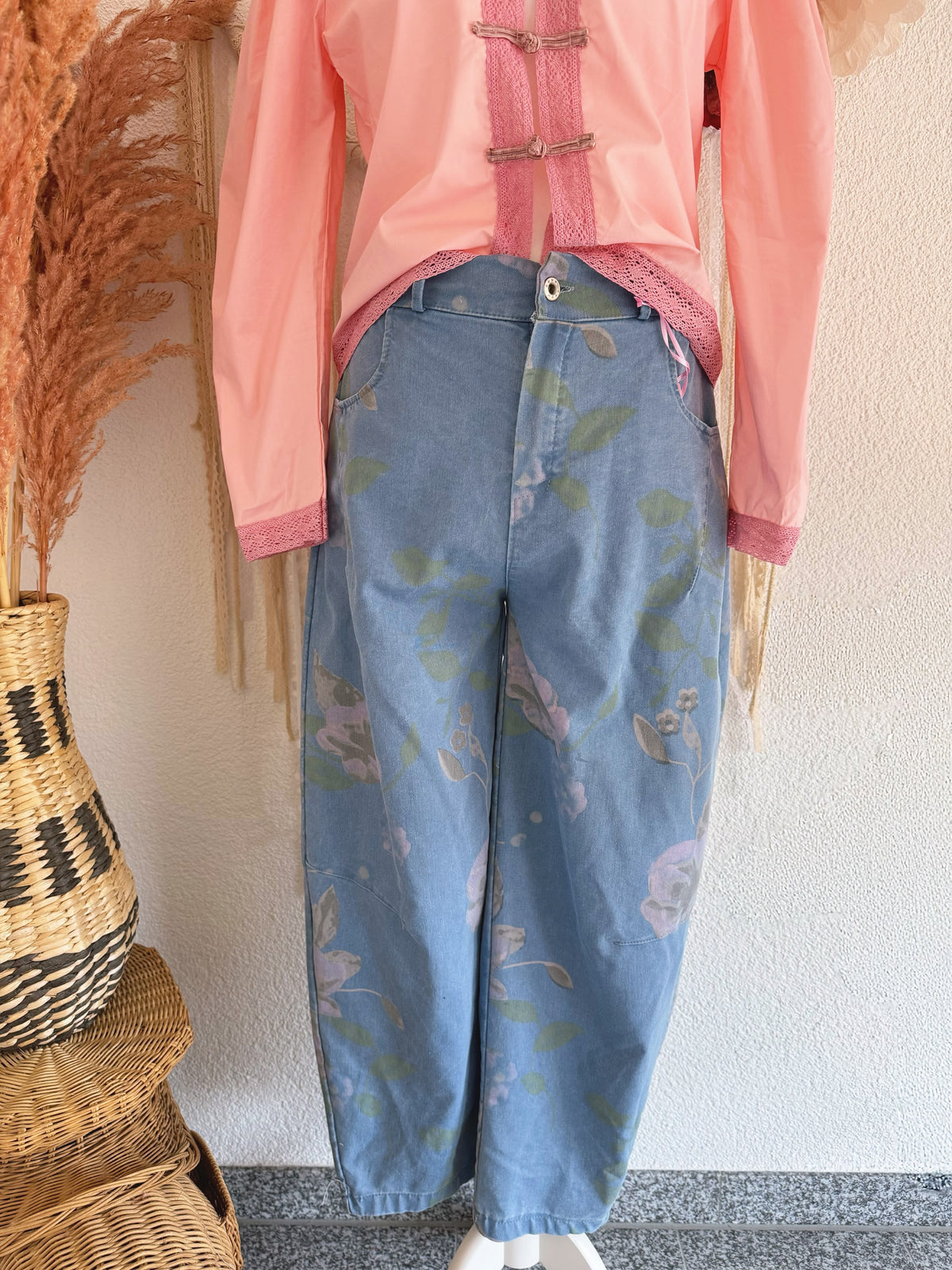 LÄSSIGE JEANS MIT ROMANTISCHEM BLUMENPRINT - ONE SIZE -