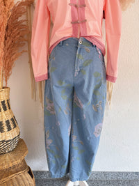LÄSSIGE JEANS MIT ROMANTISCHEM BLUMENPRINT - ONE SIZE -