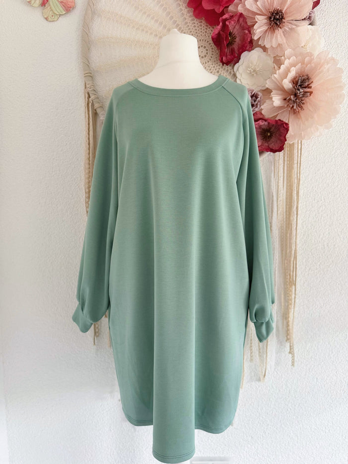 OVERSIZED SWEATERKLEID IN LINDGRÜN - ONE SIZE -