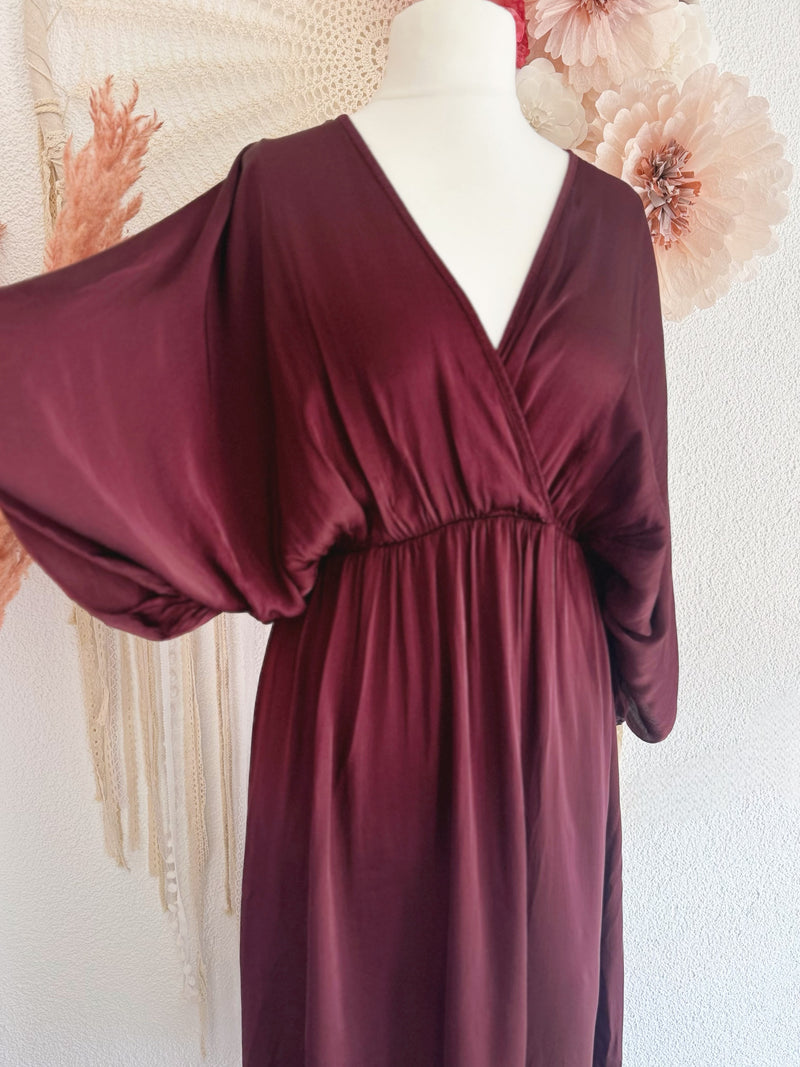 SATINIERTES MIDIKLEID IN AUBERGINE - ONE SIZE -