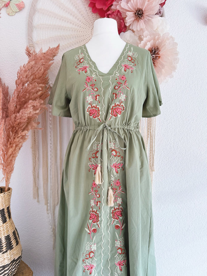 MAXIKLEID MIT BLUMENSTICKEREIEN IN LINDGRÜN - VERSCH. GRÖßEN