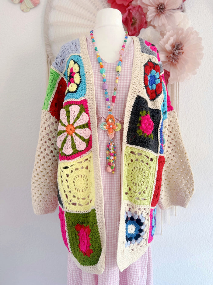 CROCHETCARDIGAN MIT BLÜTENMUSTER & ROSEN - ONE SIZE -