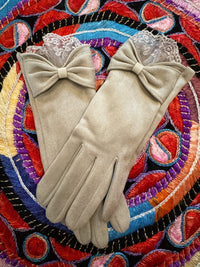 HANDSCHUHE MIT SCHLEIFE & SPITZE IN WILDLEDEROPTIK - BEIGE -