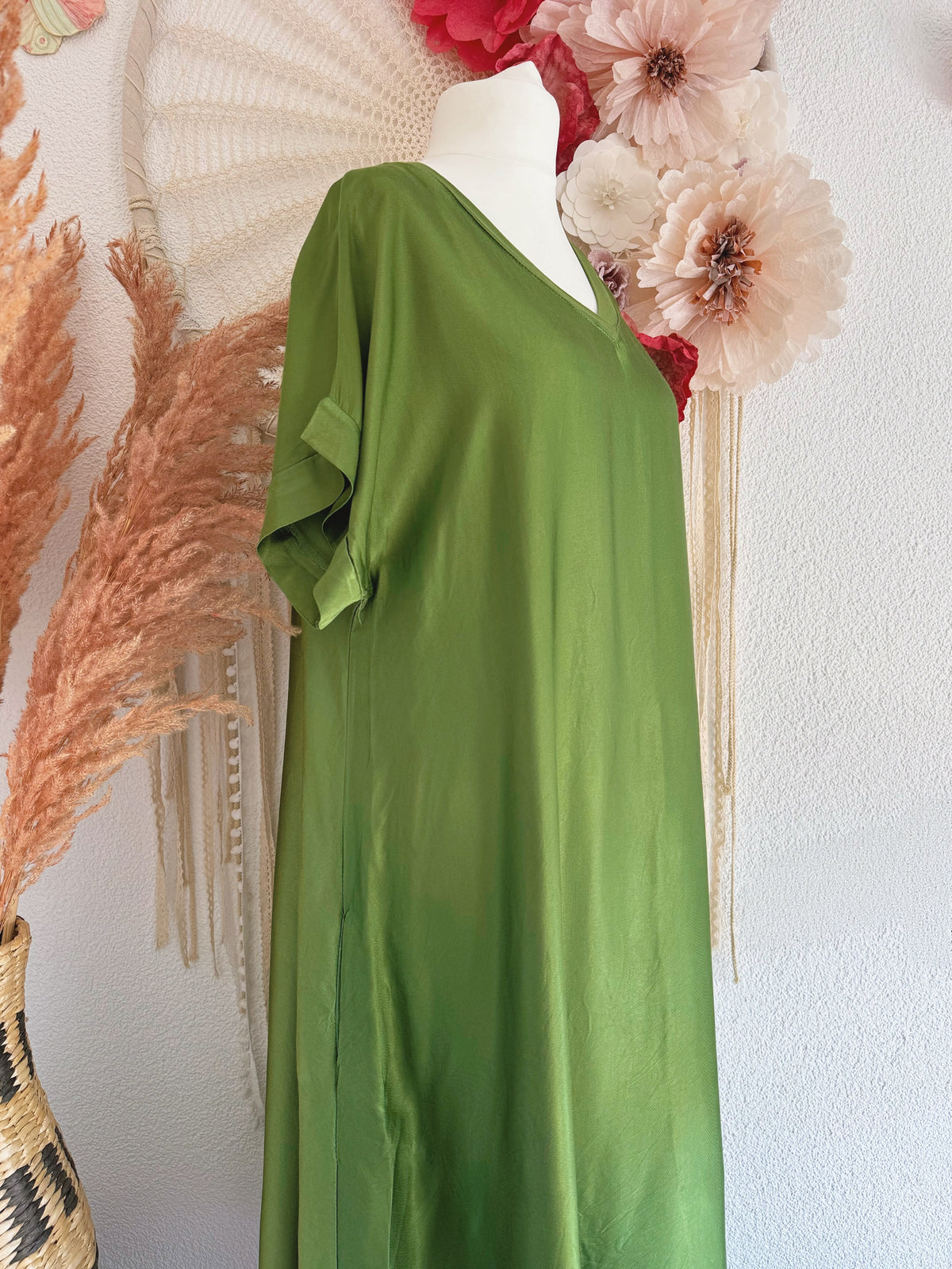 OVERSIZED MAXIKLEID MIT V-AUSSCHNITT IN GRÜN - ONE SIZE -