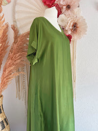 OVERSIZED MAXIKLEID MIT V-AUSSCHNITT IN GRÜN - ONE SIZE -