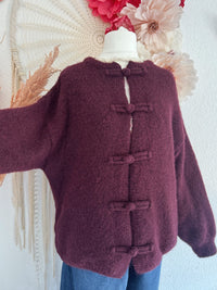 GEMÜTLICHE & KUSCHELIGE STRICKJACKE MIT KNEBELVERSCHLUSS IN WEINROT - ONE SIZE -