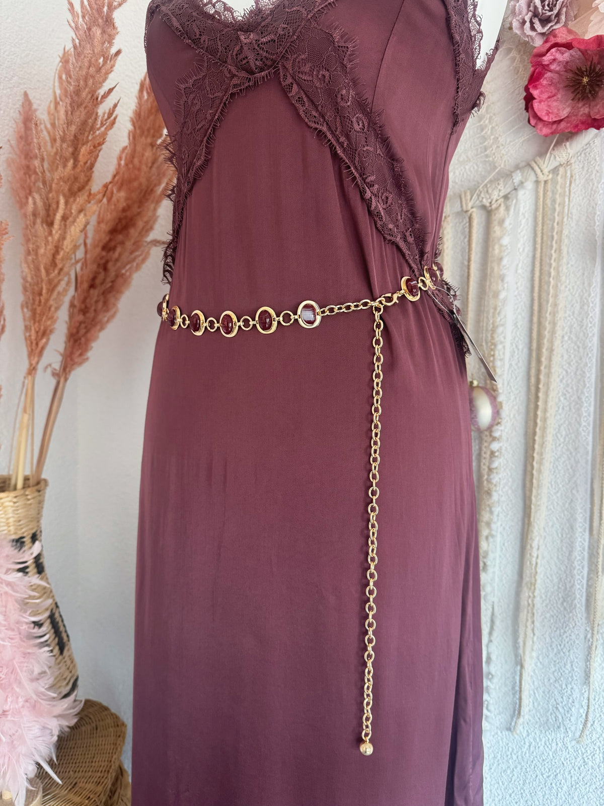 ELEGANTER KETTENGÜRTEL MIT WEINROTEN STEINEN