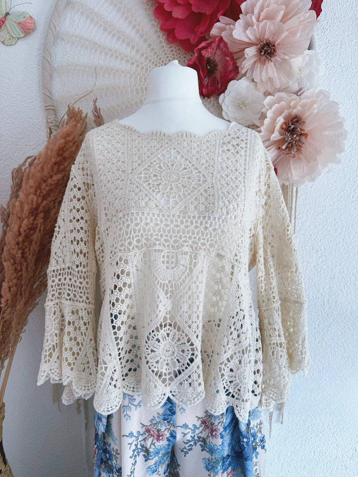 CROCHETOBERTEIL MIT BLÜTENMUSTER UND AUSGESTELLTEN ÄRMELN IN BEIGE - ONE SIZE -