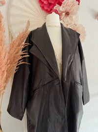 OVERSIZED-KUNSTLEDERMANTEL IN DUNKELBRAUN - ONE SIZE -