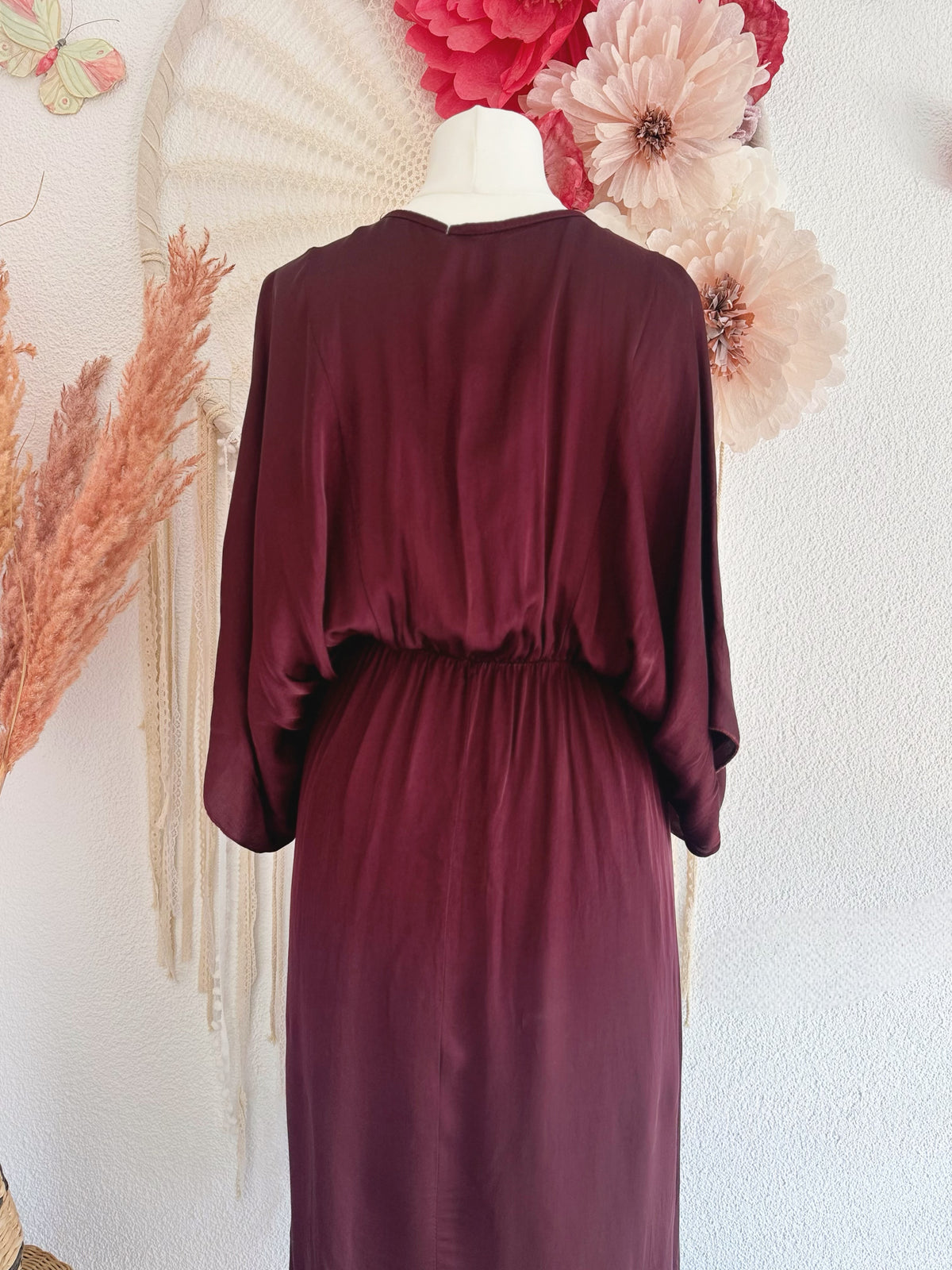 SATINIERTES MIDIKLEID IN AUBERGINE - ONE SIZE -