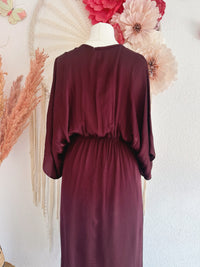 SATINIERTES MIDIKLEID IN AUBERGINE - ONE SIZE -