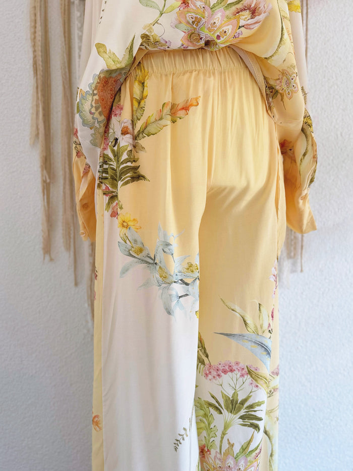 SATINIERTE HOSE MIT BLÜTENPRINT & VINTAGESTIL IN ZARTEM GELB - ONE SIZE -