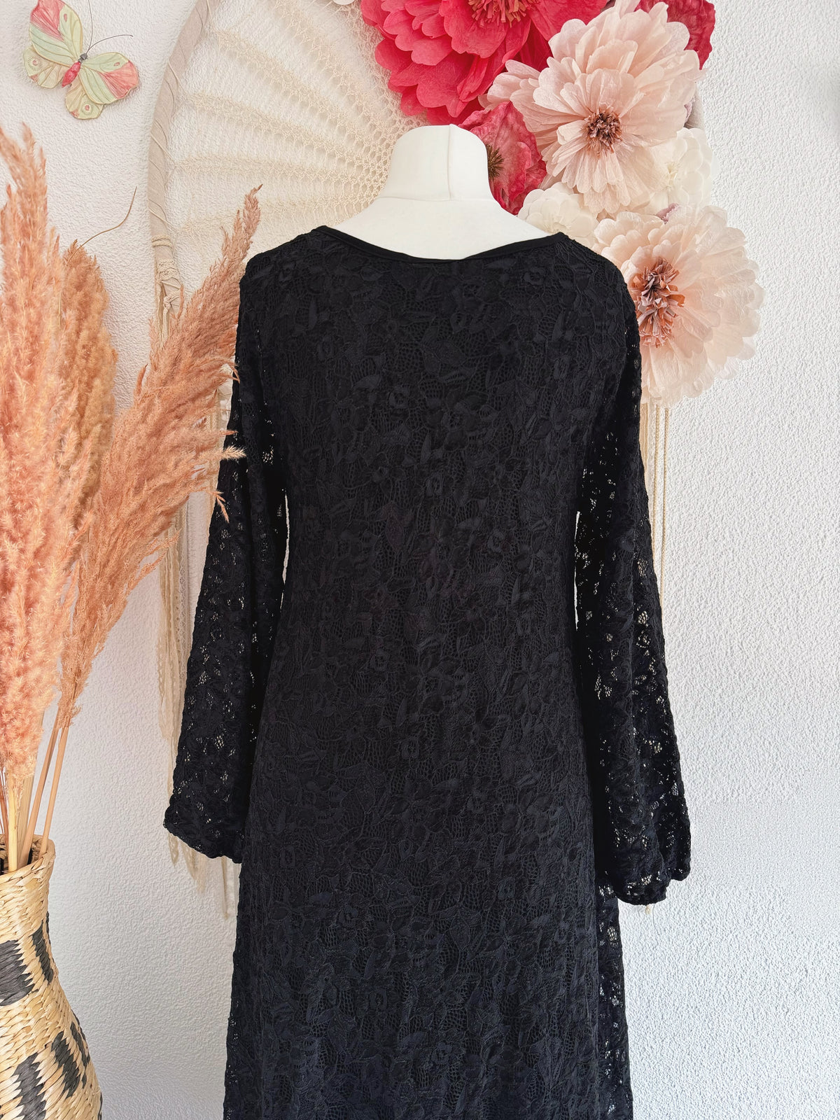 ROMANTISCHES SPITZENKLEID IN A-LINIE MIT V-AUSSCHNITT IN SCHWARZ - ONE SIZE -