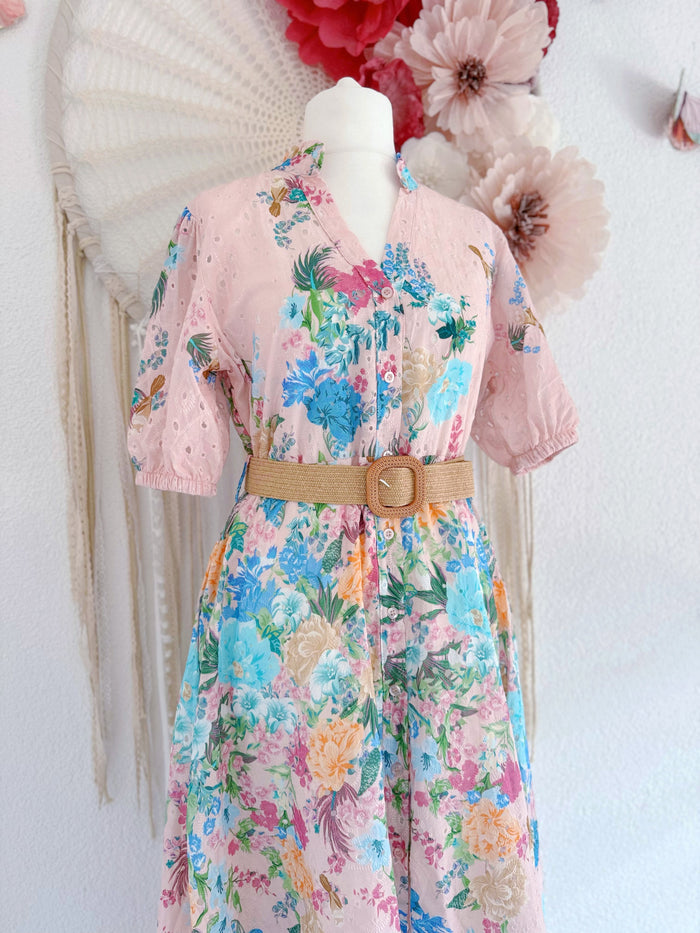 MIDIKLEID MIT BLUMENPRINT UND LOCHSPITZE  IN ROSÈ - ONE SIZE -