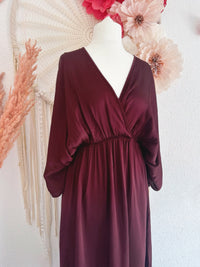 SATINIERTES MIDIKLEID IN AUBERGINE - ONE SIZE -