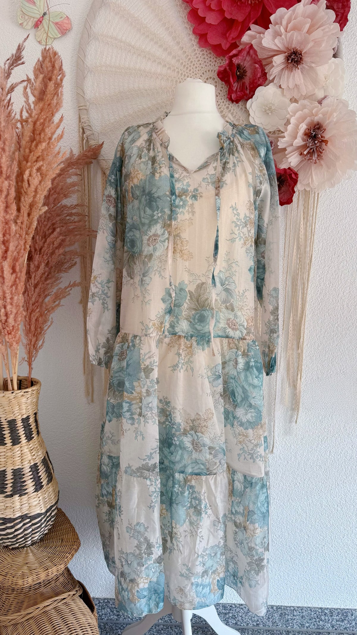 ROMANTISCHES BOHO-MAXIKLEID MIT BLUMENMUSTER IN AQUA