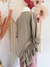 ASYMMETRISCHES LONGSLEEVE MIT VERSPIELTEM VOLANT-DETAIL IN GRAU - ONE SIZE