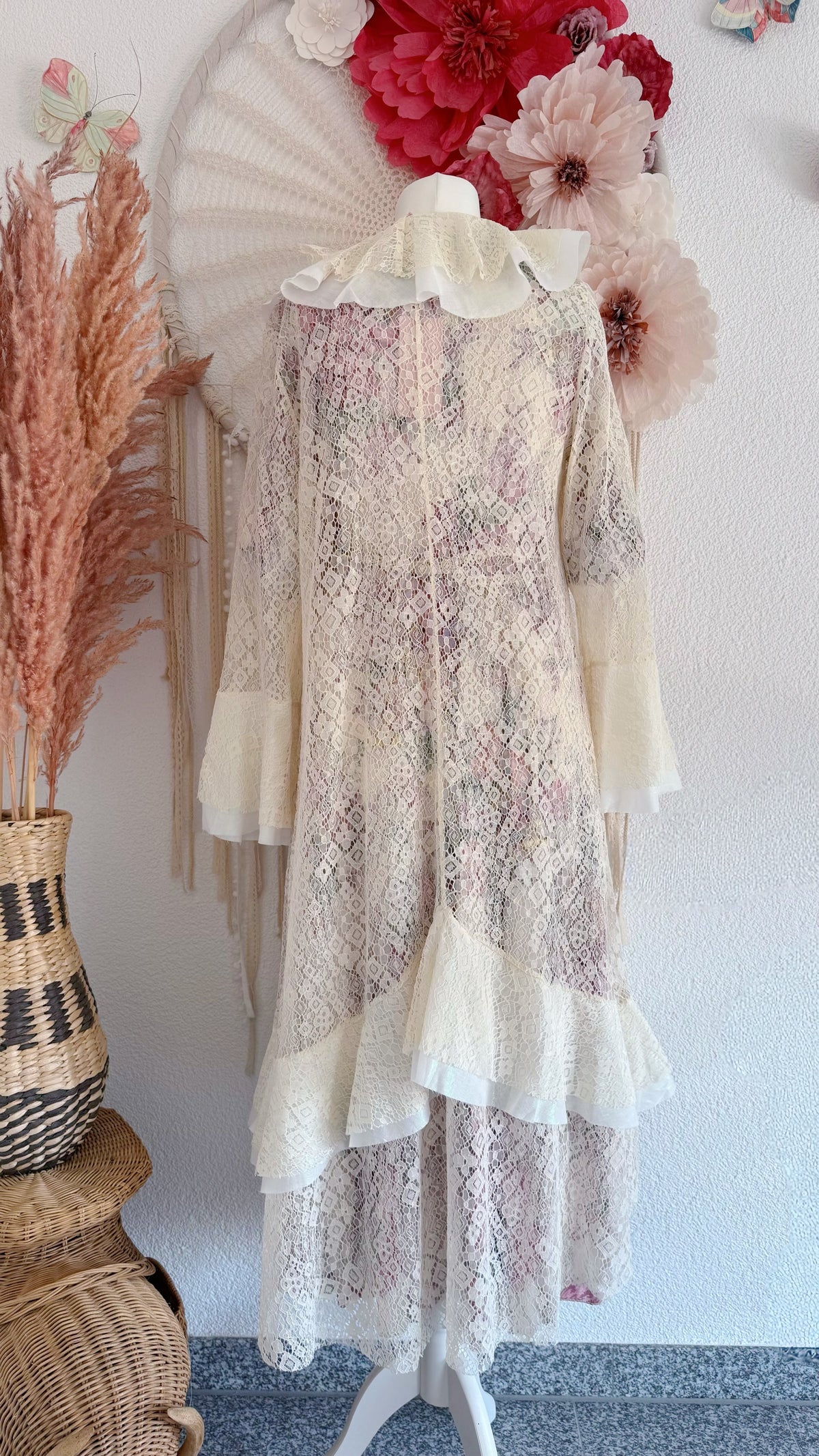 ROMANTISCHER SPITZEN-CARDIGAN MIT VOLANTS - ONE SIZE -
