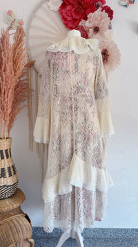 ROMANTISCHER SPITZEN-CARDIGAN MIT VOLANTS - ONE SIZE -