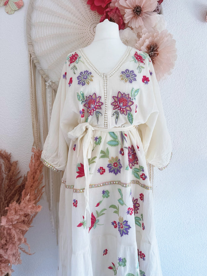 BOHOKLEID MIT STICKEREIEN, PERLEN UND PAILLETTEN - VERSCH. GRÖßEN -