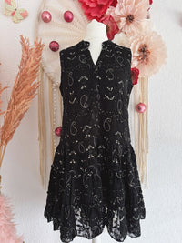 BESTICKTES KLEIDCHEN MIT GOLDENEN PAILLETTEN - ONE SIZE -