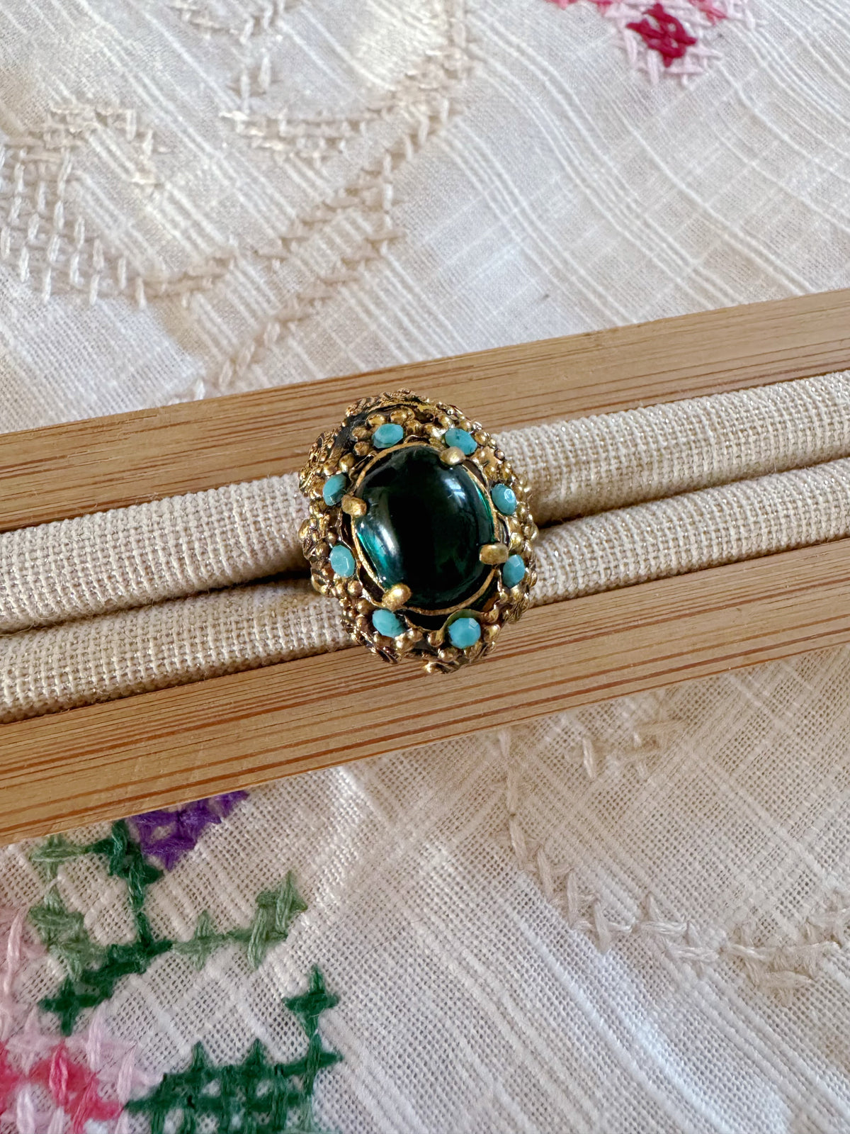 MYSTISCHER VINTAGE-RING MIT GRÜNEM STEIN