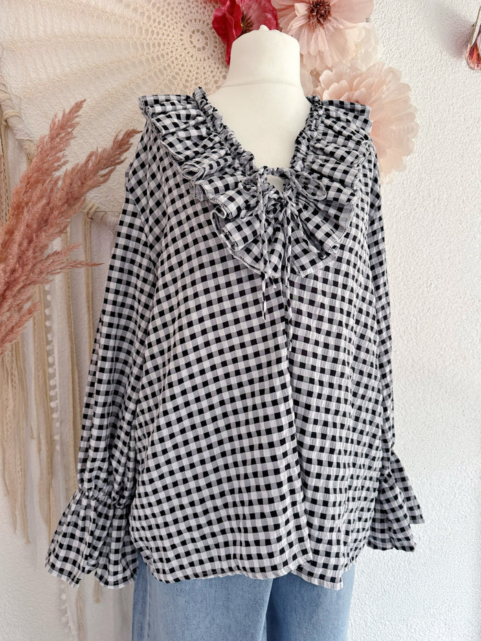 ROMANTISCHE GINGHAM-TUNIKA MIT RÜSCHEN IN SCHWARZ - ONE SIZE -
