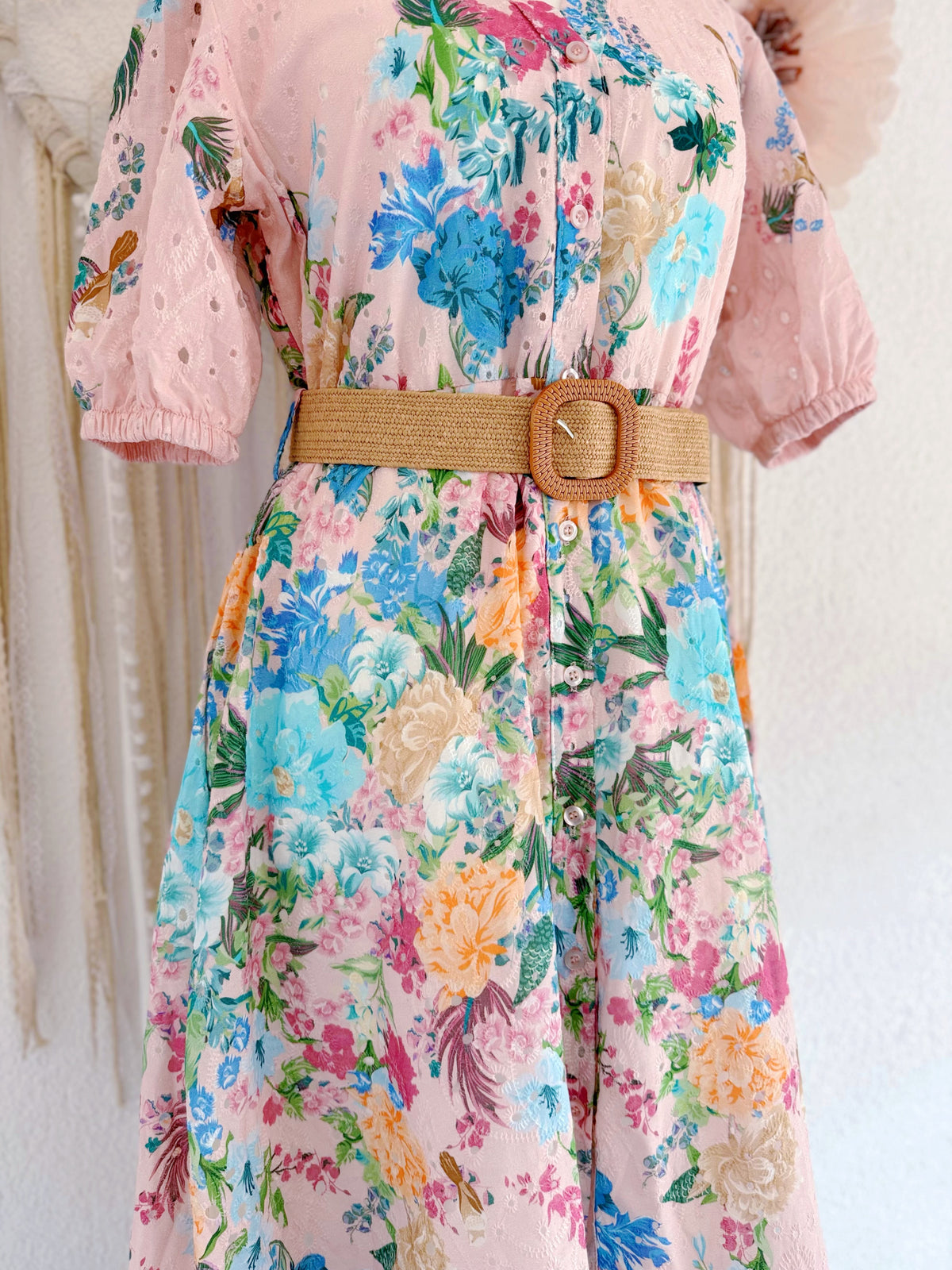 MIDIKLEID MIT BLUMENPRINT UND LOCHSPITZE  IN ROSÈ - ONE SIZE -