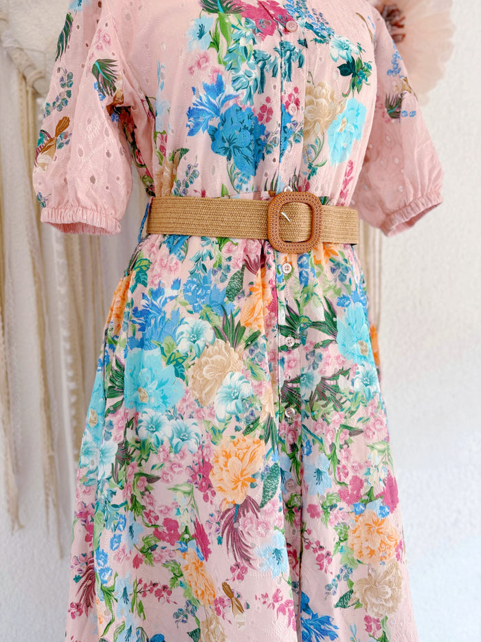 MIDIKLEID MIT BLUMENPRINT UND LOCHSPITZE  IN ROSÈ - ONE SIZE -
