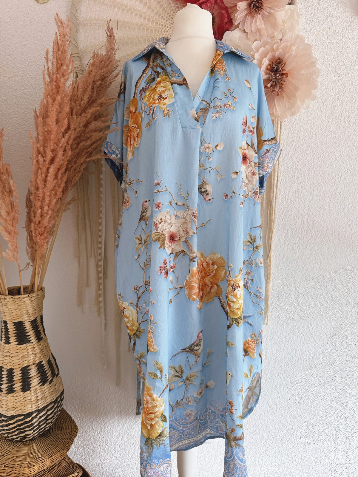OVERSIZE KLEID MIT VOGELPRINT & PFINGSTROSEN IN BLAU - ONE SIZE -