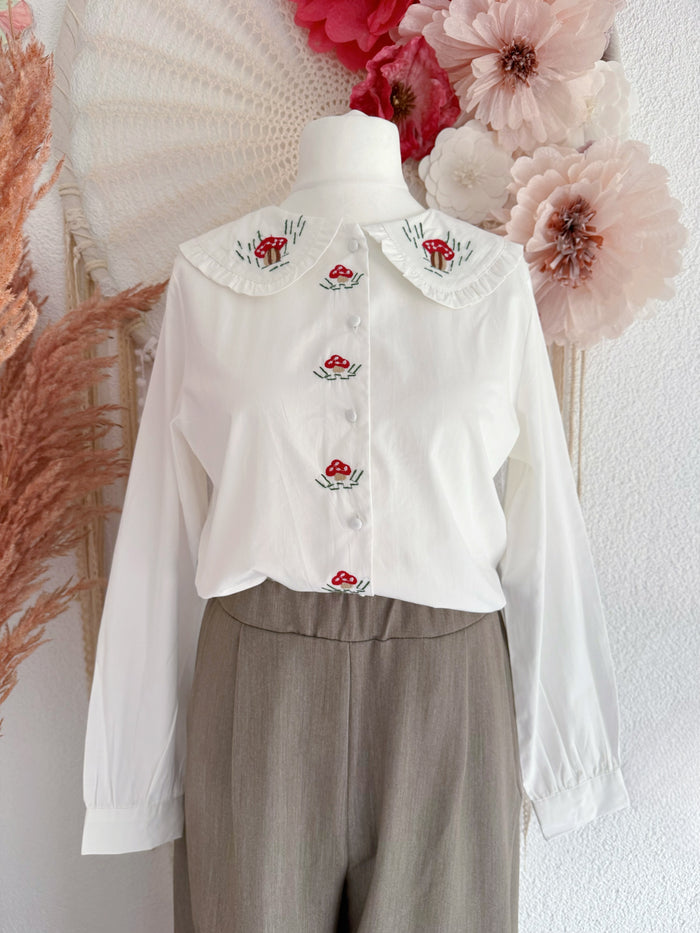 SÜßES BLÜSCHEN MIT BUBIKRAGEN UND STICKEREIEN - VERSCH- GRÖßEN