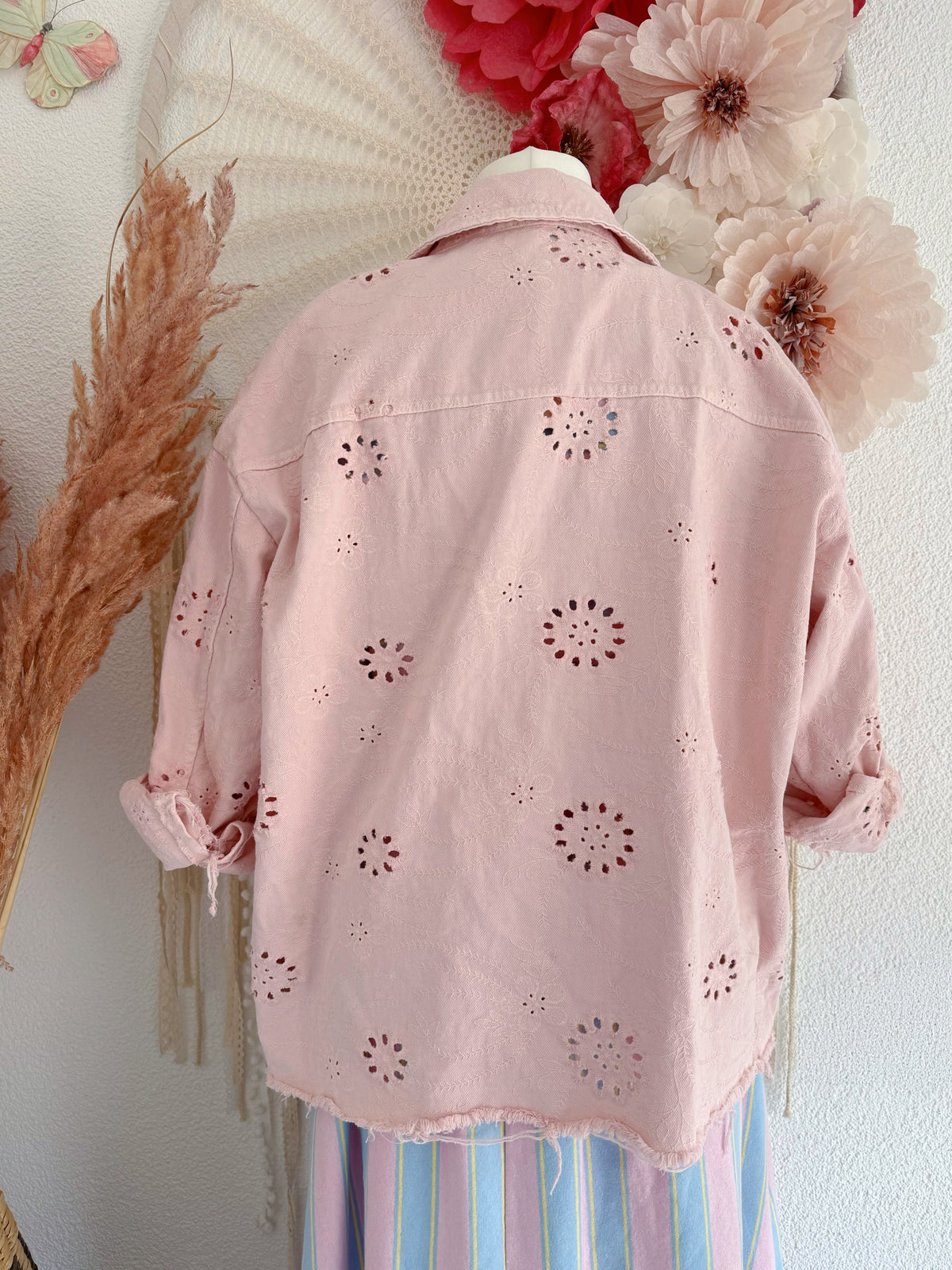 FRÜHLINGSHAFTE HEMDJACKE MIT LOCKSTICKEREI IN ZARTEM ROSA - ONE SIZE -