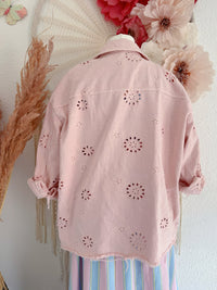 FRÜHLINGSHAFTE HEMDJACKE MIT LOCKSTICKEREI IN ZARTEM ROSA - ONE SIZE -