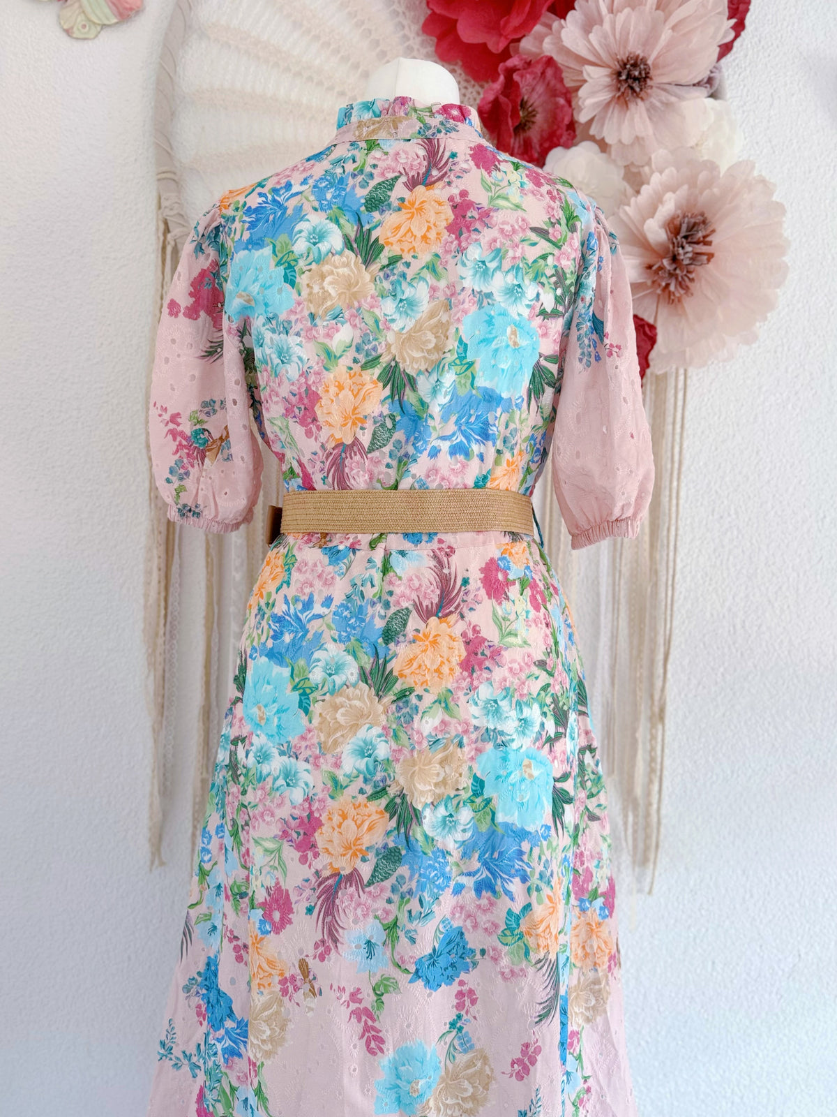 MIDIKLEID MIT BLUMENPRINT UND LOCHSPITZE  IN ROSÈ - ONE SIZE -