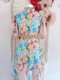 MIDIKLEID MIT BLUMENPRINT UND LOCHSPITZE  IN ROSÈ - ONE SIZE -