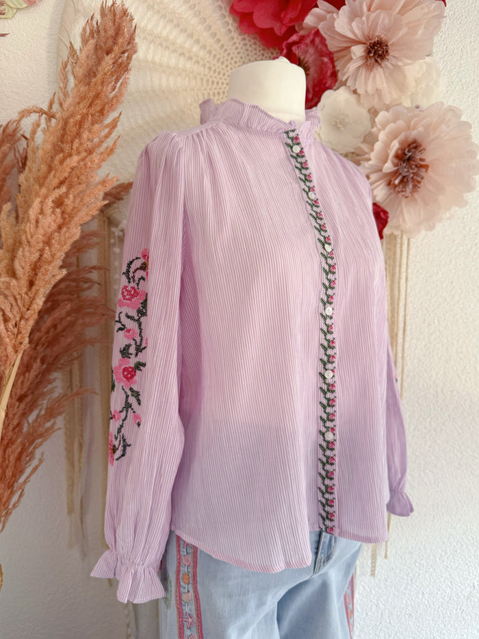 BLUSE MIT FLORALER STICKEREI IN ZARTEM ROSA/FLIEDER - VERSCH. GRÖßEN -