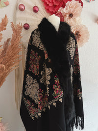 BESTICKTE STOLA MIT KUNSTFELL IN SCHWARZ