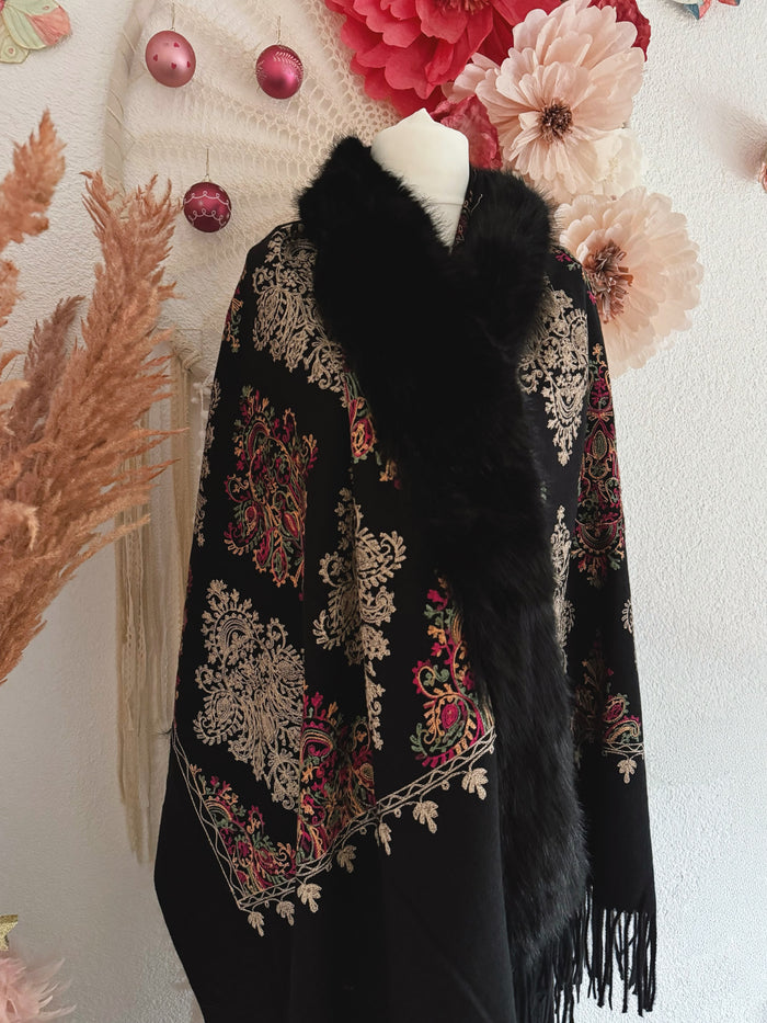 BESTICKTE STOLA MIT KUNSTFELL IN SCHWARZ