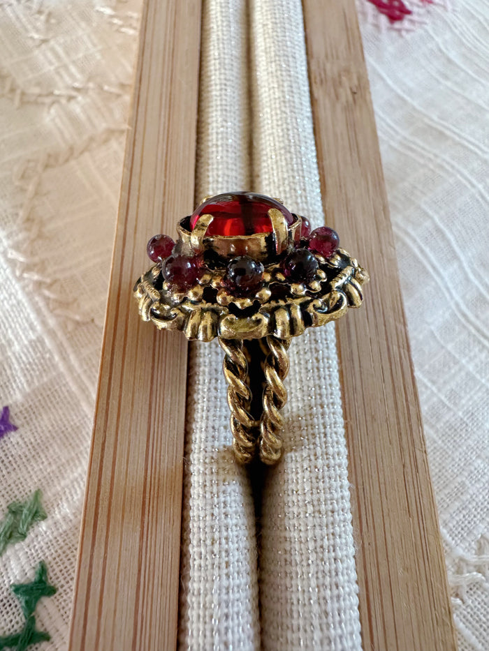 PRACHTVOLLER VINTAGE-RING MIT RUBINROTEM STEIN